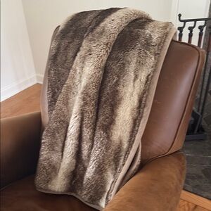 POTTERY BARN - Luxurious Faux Fur Throw Blanket - Brown